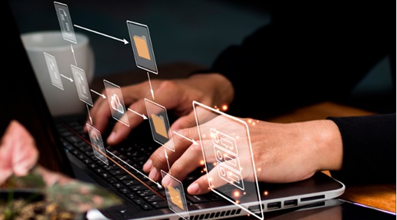 ilustración de Dtective en despacho recabando datos